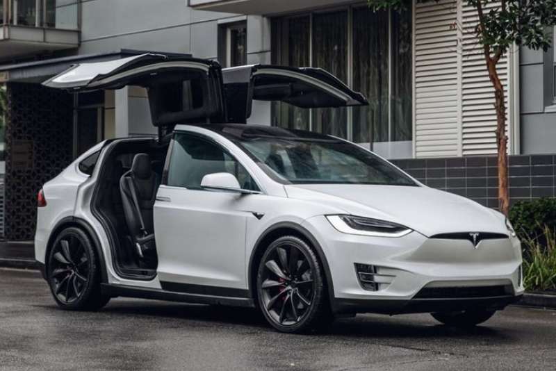 gisel-membelikan-satu-buah-mobil-tesla-model-x-untuk-gempi