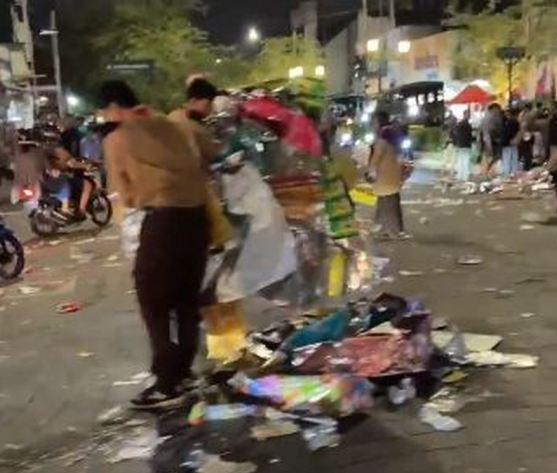 viral-penampakan-kawasan-tugu-yogyakarta-dipenuhi-sampah-usai-tahun-baru