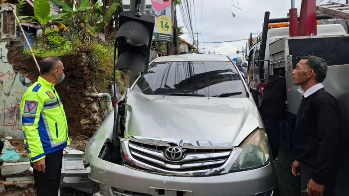 kecelakaan-di-bogor-mobil-tabrak-tiang-lampu-jalan-hingga-terguling