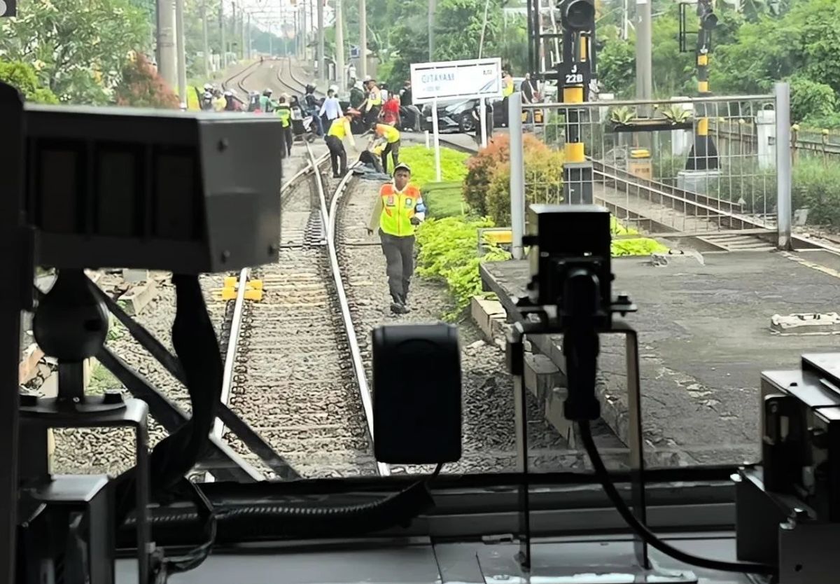 tragis-pengendara-motor-tewas-tertabrak-krl-di-perlintasan-bojonggede-citayam-polisi-lakukan-penyelidikan