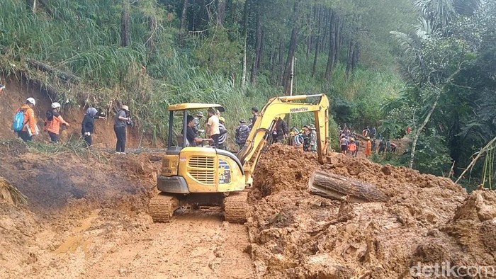 proses-evakuasi-longsor-di-pekalongan-600-personel-dan-anjing-pelacak-dikerahkan