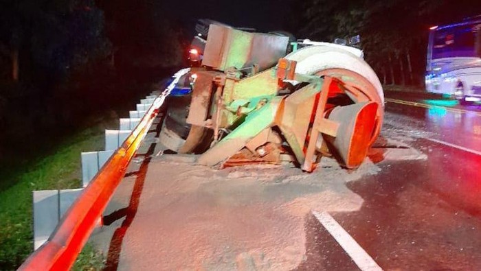 truk-molen-terguling-di-tol-jagorawi-arah-bogor-akibat-pecah-selang-angin-kerugian-capai-rp-10-juta