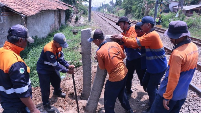 cegah-kecelakaan-pt-kai-tutup-3-perlintasan-liar-di-sukabumi-bogor