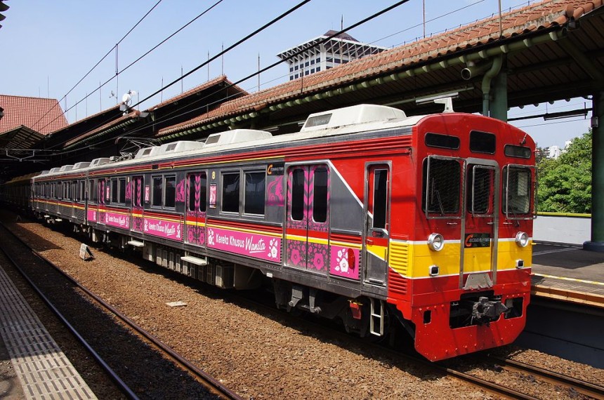 gerbong-khusus-wanita-lrt-jabodebek-resmi-beroperasi-solusi-aman-dan-nyaman-untuk-penumpang-wanita